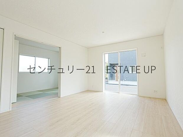 【リビング】リビングに畳の部屋があり来客室やキッズのスペース多様にご使用いただけます。