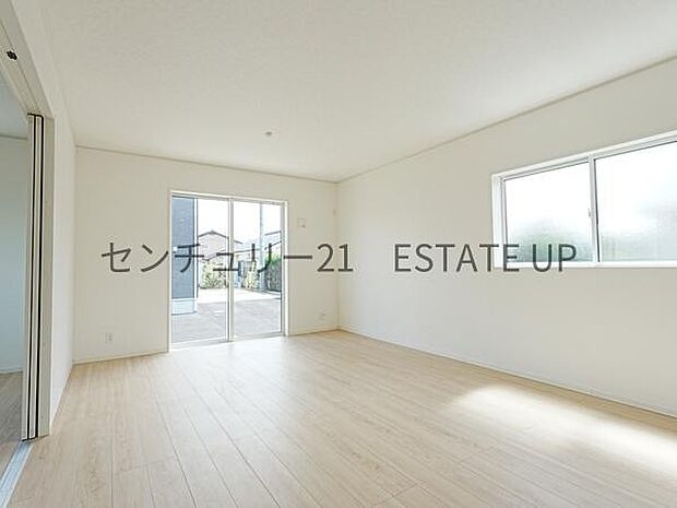 【リビング】大きな窓から明るい陽光が差し込み、ご家族皆様でゆったりとお過ごしいただけるリビングです。