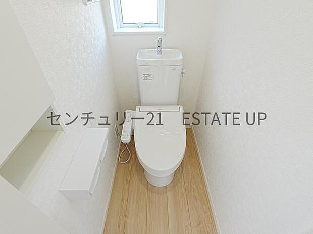 【トイレ】温水洗浄便座付きのトイレです。