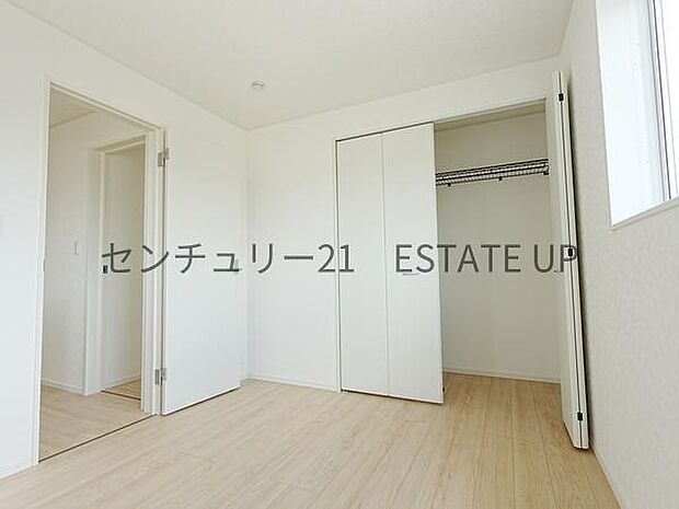 【洋室】クローゼットがあるのですぐに着替えができ便利です♪