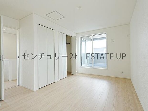 【洋室】バルコニーに面した明るい洋室です。