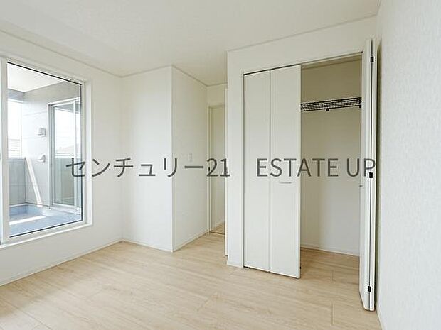 【洋室】バルコニーに面した明るい洋室です。