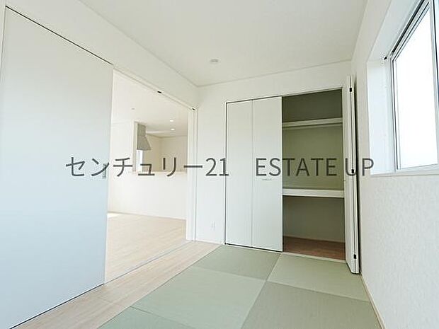 【和室】リビングに和室があり、来客室にも、思い切りお子様が遊べるキッズスペースにもお昼寝スペースにも多様に使用できます!