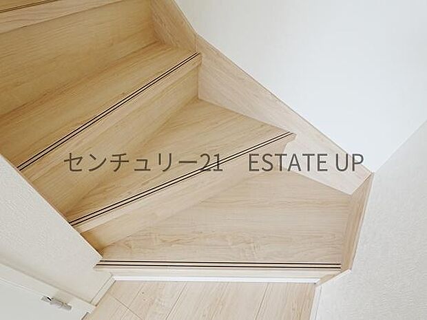 【階段】階段の途中でふと顔を合わせる、そんな日常の一コマが愛おしい。