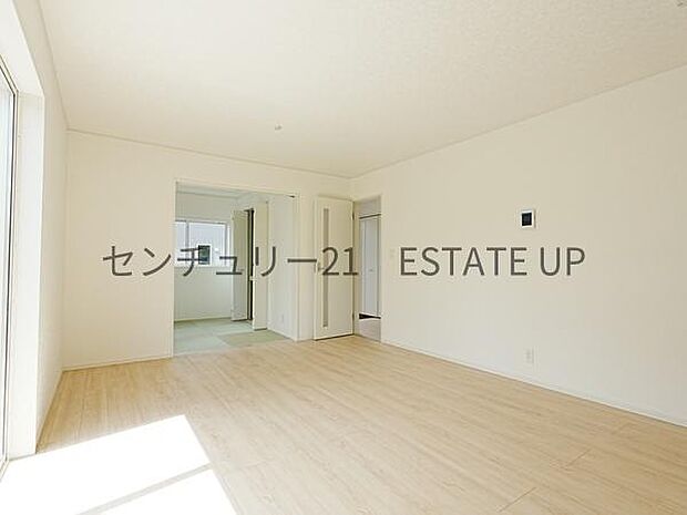 【リビング】リビングに畳の部屋があり来客室やキッズのスペース多様にご使用いただけます。