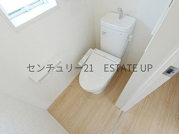 【トイレ】温水洗浄便座付きのトイレです。