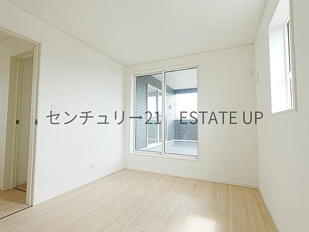 【洋室】バルコニーに面した明るい洋室です。