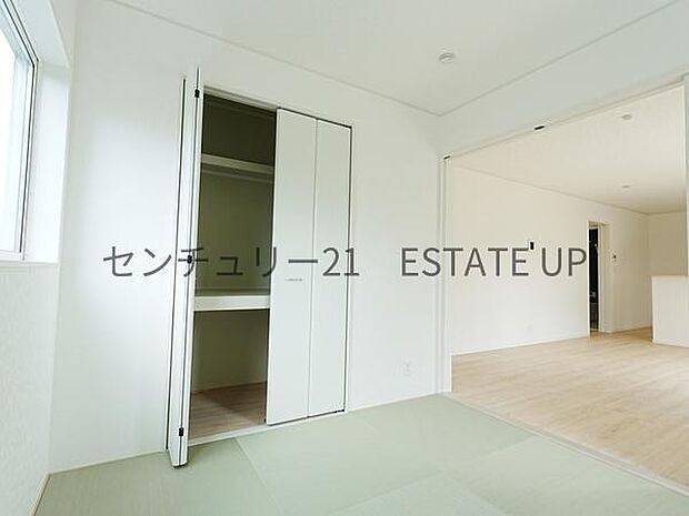 【和室】リビングに和室があり、来客室にも、思い切りお子様が遊べるキッズスペースにもお昼寝スペースにも多様に使用できます!
