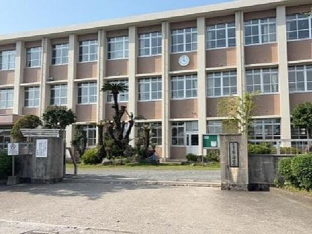 霧島市立隼人中学校まで1303m、個性を尊重し、学びやすい環境を提供しています。部活動も盛んで、生徒同士の絆が深まる楽しい学校生活が魅力です。
