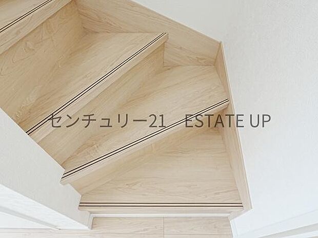 【階段】階段の途中でふと顔を合わせる、そんな日常の一コマが愛おしい。