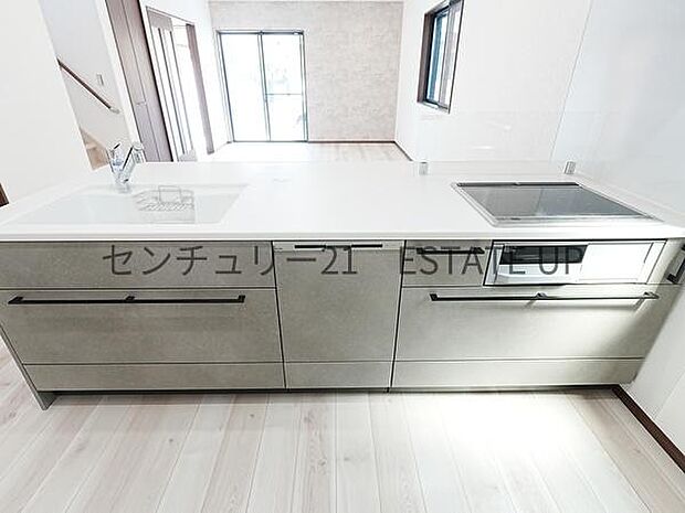 【キッチン】対面式キッチン。リビングで過ごすご家族を見守りながら作業ができます。