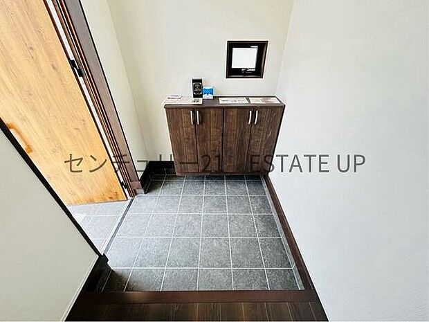 【玄関】大きなドアが帰りを出迎えてくれます。