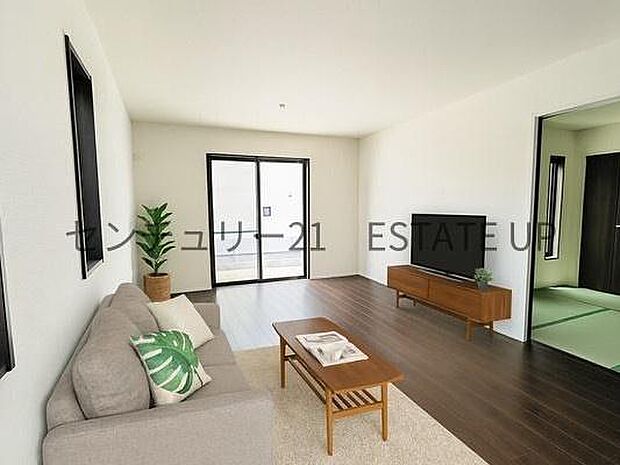 【リビング】心地いい光が差し込みます。過ごしやすいリビングで家族が快適な日々が送れます。※ホームステージングしているイメージ図です。