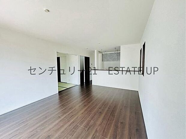 【リビング】庭に面した明るく開放的なLDKです。