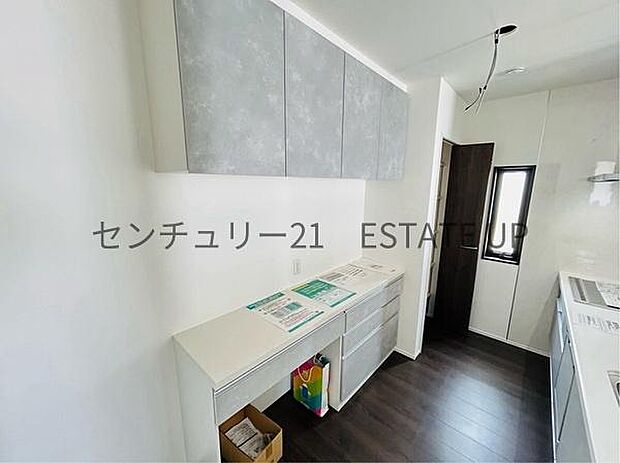 【キッチン】背面にカップボードが備わっており、家電置き場としてもご利用いただけます。作業スペースにもなるため、ご家族やご友人と料理をする際などに重宝しそうです。