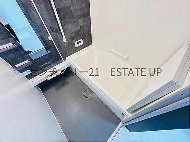 【浴室】足を伸ばして入れる1坪タイプのバスルーム。日頃の疲れを癒してくれます。