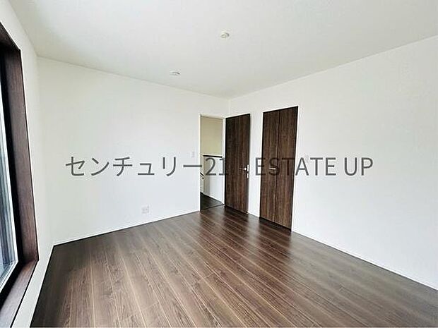 【洋室】窓がついていることで日中も明るくお部屋で過ごせます。