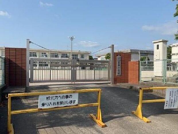 霧島市立富隈小学校まで1893m、地域に根差した温かい環境が魅力です。子どもたちの個性を大切にし、学びや成長をサポートする充実したプログラムがあります