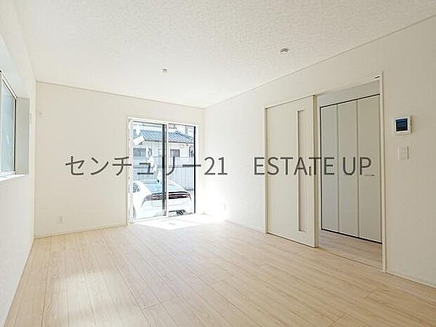 【リビング】心地いい光が差し込みます。過ごしやすいリビングで家族が快適な日々が送れます。