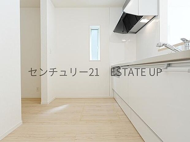 【キッチン】背面にスペースがあるので収納やいろんなアレンジができます♪