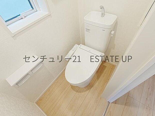 【トイレ】温水洗浄便座付きのトイレです。