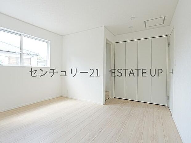 【洋室】クローゼットがあるのですぐに着替えができ便利です♪