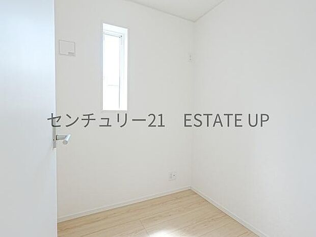 【洋室】2帖のスペース。書斎室や収納スペースとしてご活用できます。