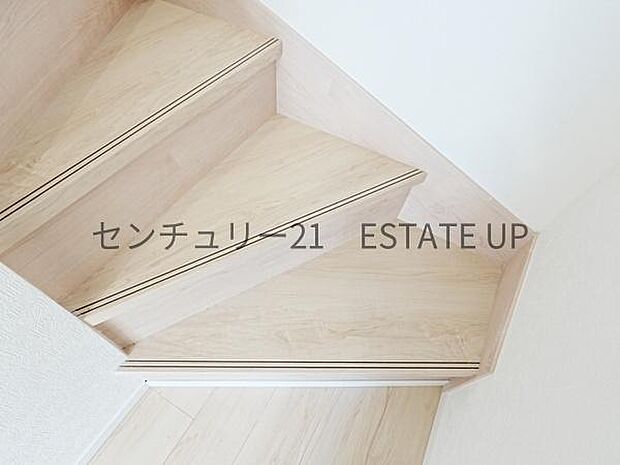 【階段】階段の途中でふと顔を合わせる、そんな日常の一コマが愛おしい。