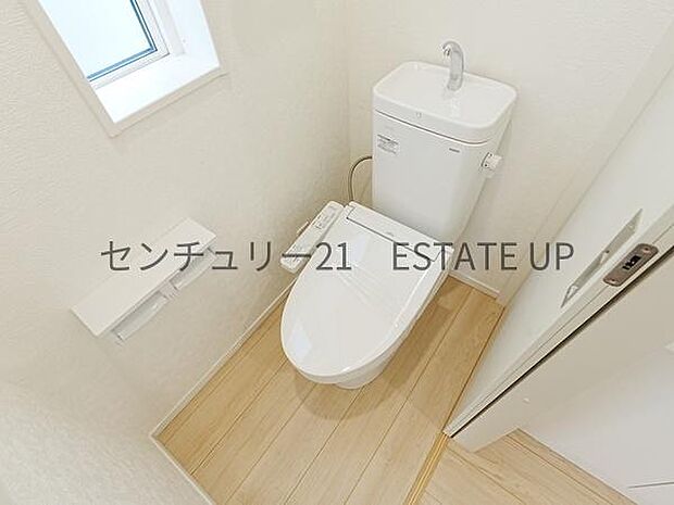 【トイレ】温水洗浄便座付きのトイレです。