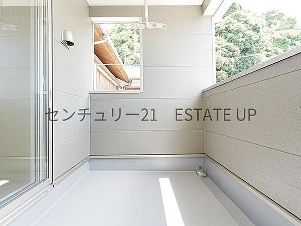 【バルコニー】日当たりも良く洗濯物もよく乾きそうです。