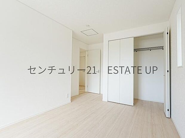 【洋室】クローゼットがあるのですぐに着替えができ便利です♪
