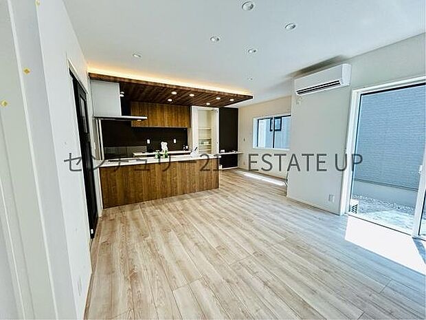 【リビング】広々としており、家族団らんや来客時にもゆったり過ごせる心地よい空間。