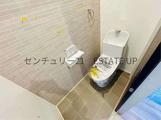 【トイレ】温水洗浄便座付きのトイレです。床と壁もシックなつくりです。