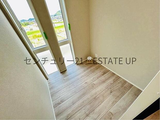 【洋室】窓がついていることで日中も明るくお部屋で過ごせます。