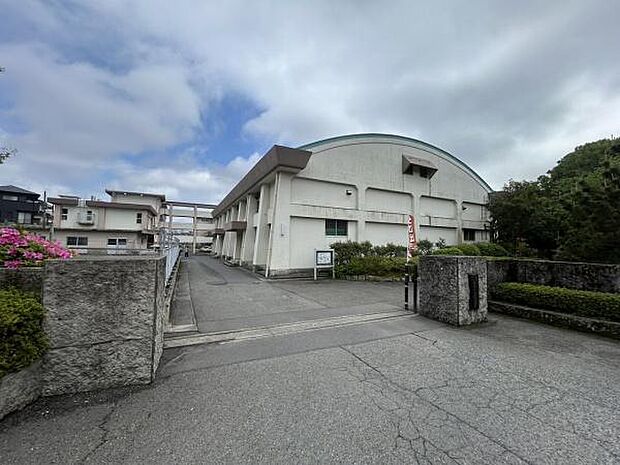 鹿児島市立西谷山小学校まで1510m、地域と連携し、児童の健やかな成長を支える教育を実践しています。校訓に基づき、思いやりと自主性を育む学校です。