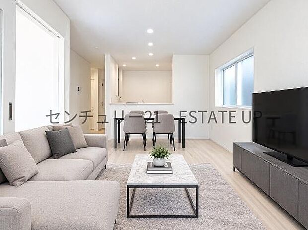 【リビング】リビング空間にキッチンがあり、みんなで食事を楽しめる空間。※ホームステージングしているイメージ図です。