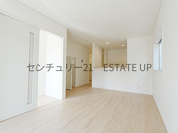【リビング】お好きにアレンジして家具を置き、ご家族で安らげる癒しの空間をお作りいただけます。