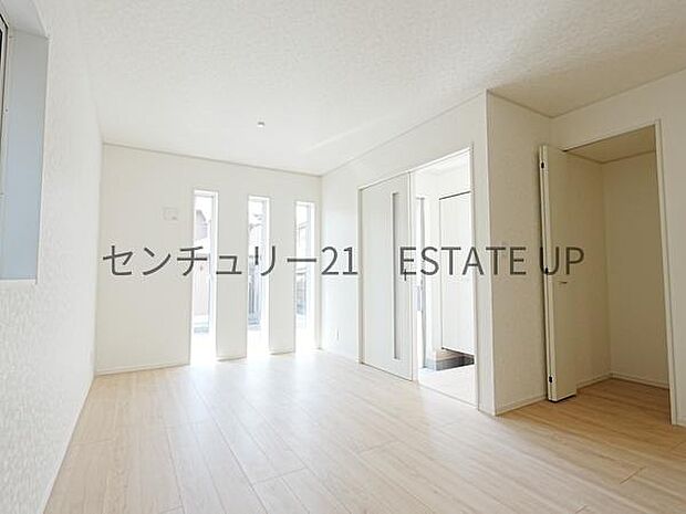 【リビング】来客者もゆったりとお過ごしいただけるリビングです。