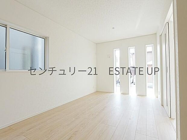 【リビング】大きな窓から明るい陽光が差し込み、ご家族皆様でゆったりとお過ごしいただけるリビングです。