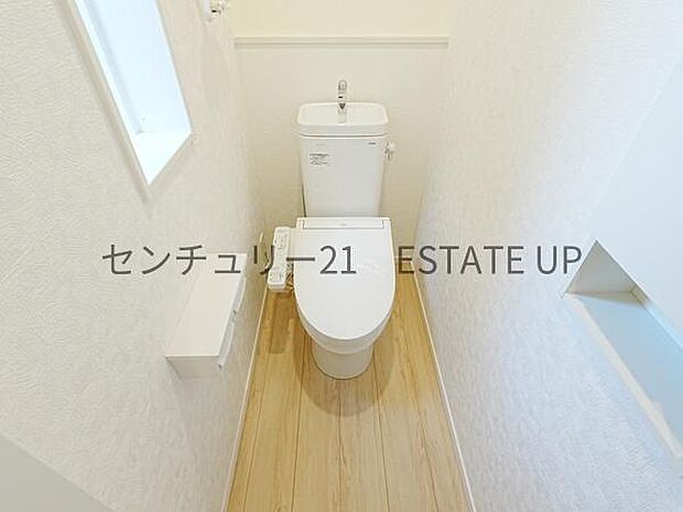 【トイレ】温水洗浄便座付きのトイレです。