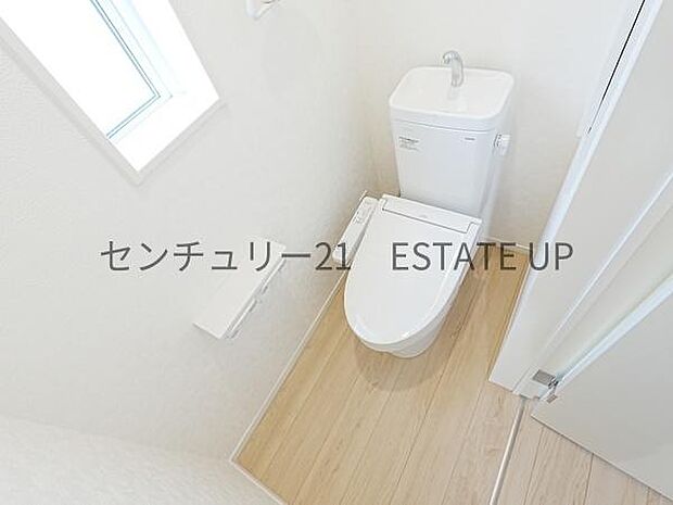 【トイレ】二階トイレ。各階にトイレが付いているので、忙しい朝の時間帯にも安心。
