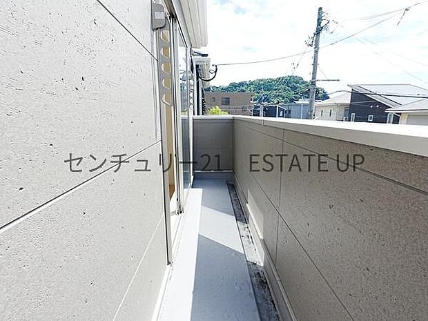 【バルコニー】日当たりも良く洗濯物もよく乾きそうです。