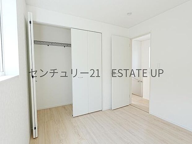 【洋室】クローゼットがあるのですぐに着替えができ便利です♪