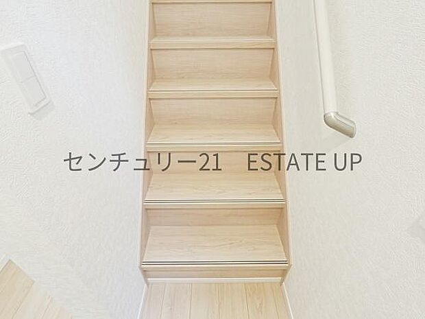 【階段】階段の途中でふと顔を合わせる、そんな日常の一コマが愛おしい。