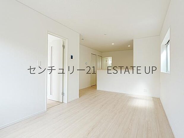 【リビング】お好きにアレンジして家具を置き、ご家族で安らげる癒しの空間をお作りいただけます。