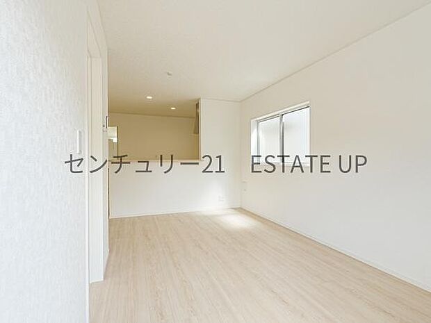 【リビング】来客者もゆったりとお過ごしいただけるリビングです。