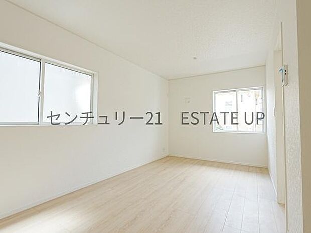【リビング】大きな窓から明るい陽光が差し込み、ご家族皆様でゆったりとお過ごしいただけるリビングです。