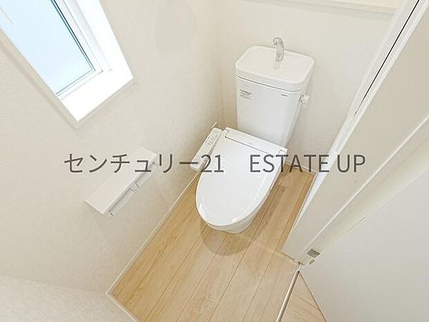 【トイレ】温水洗浄便座付きのトイレです。