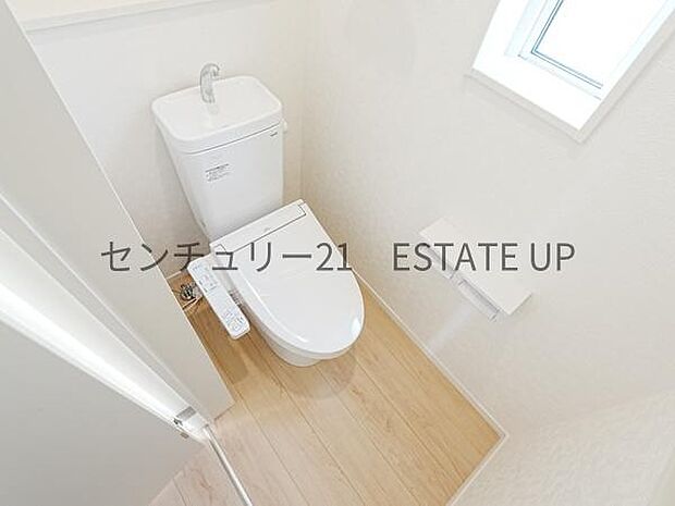 【トイレ】二階トイレ。各階にトイレが付いているので、忙しい朝の時間帯にも安心。