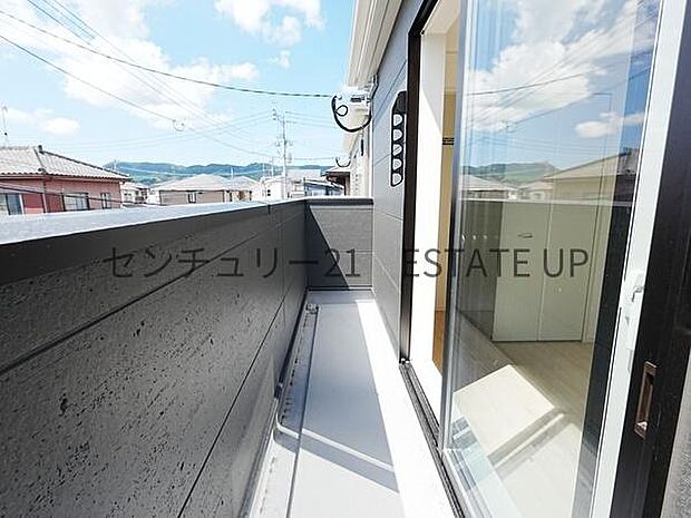 【バルコニー】日当たりも良く洗濯物もよく乾きそうです。